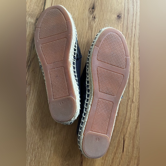 TORY BURCH LONNIE LOGO ESPADRILLES, SIZE 6. - Picture 9 of 9